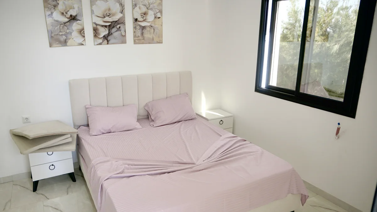 Chambre double sous un triptyque de fleurs