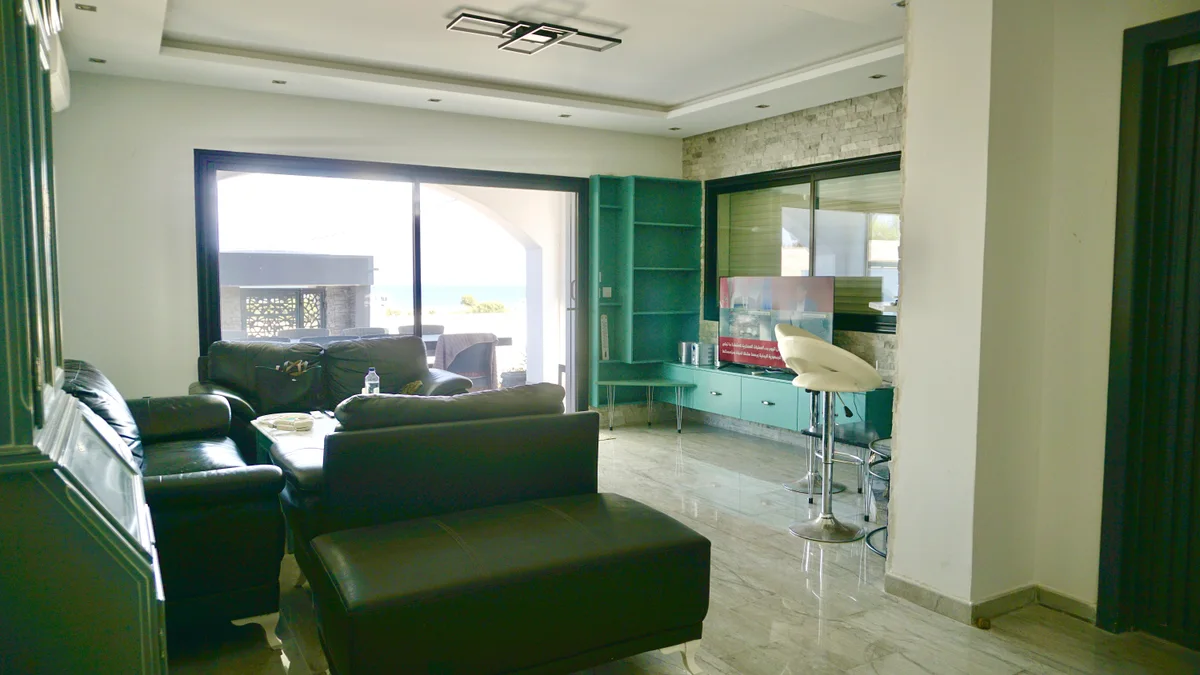 Salon ouvert sur la terrasse et la mer