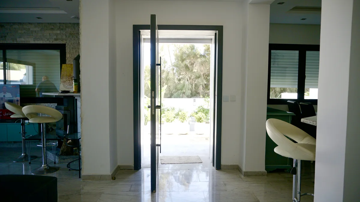 Porte d'entrée ouverte sur le jardin