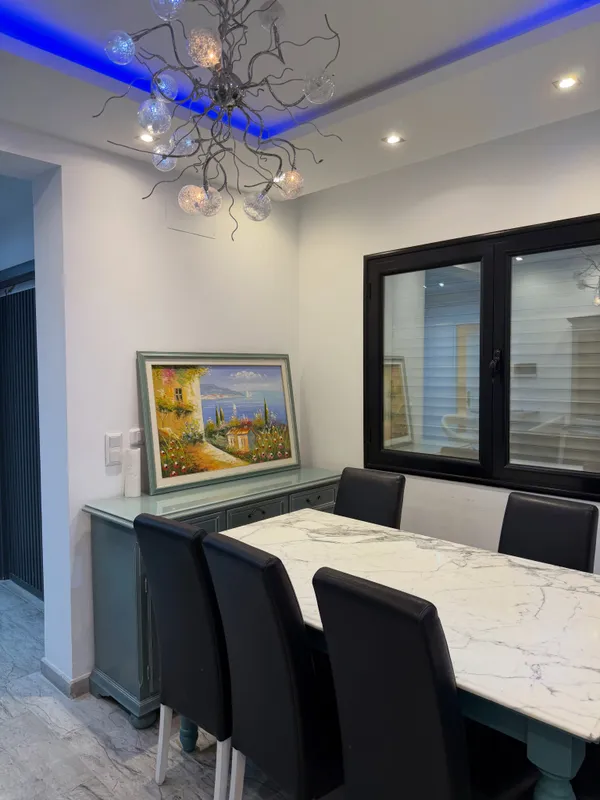 Salle à manger : table en marbre pour six