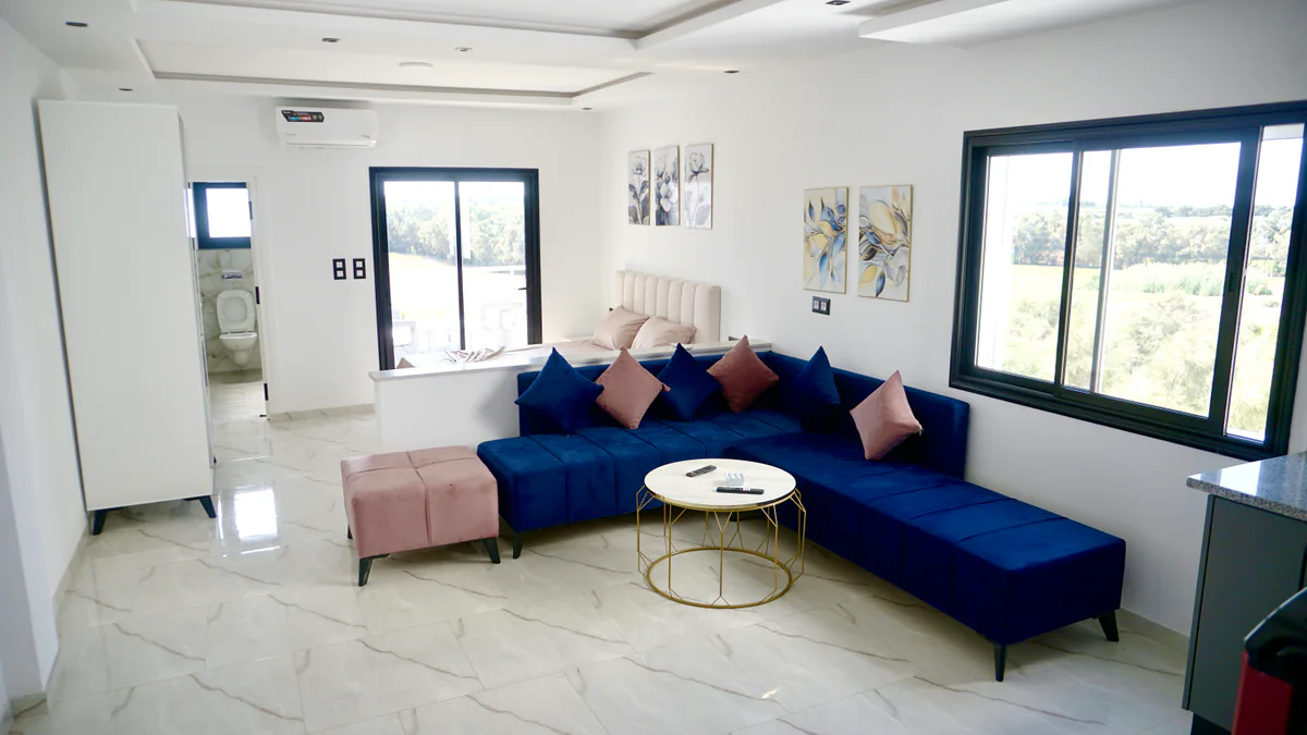 Studio lumineux avec canapé bleu