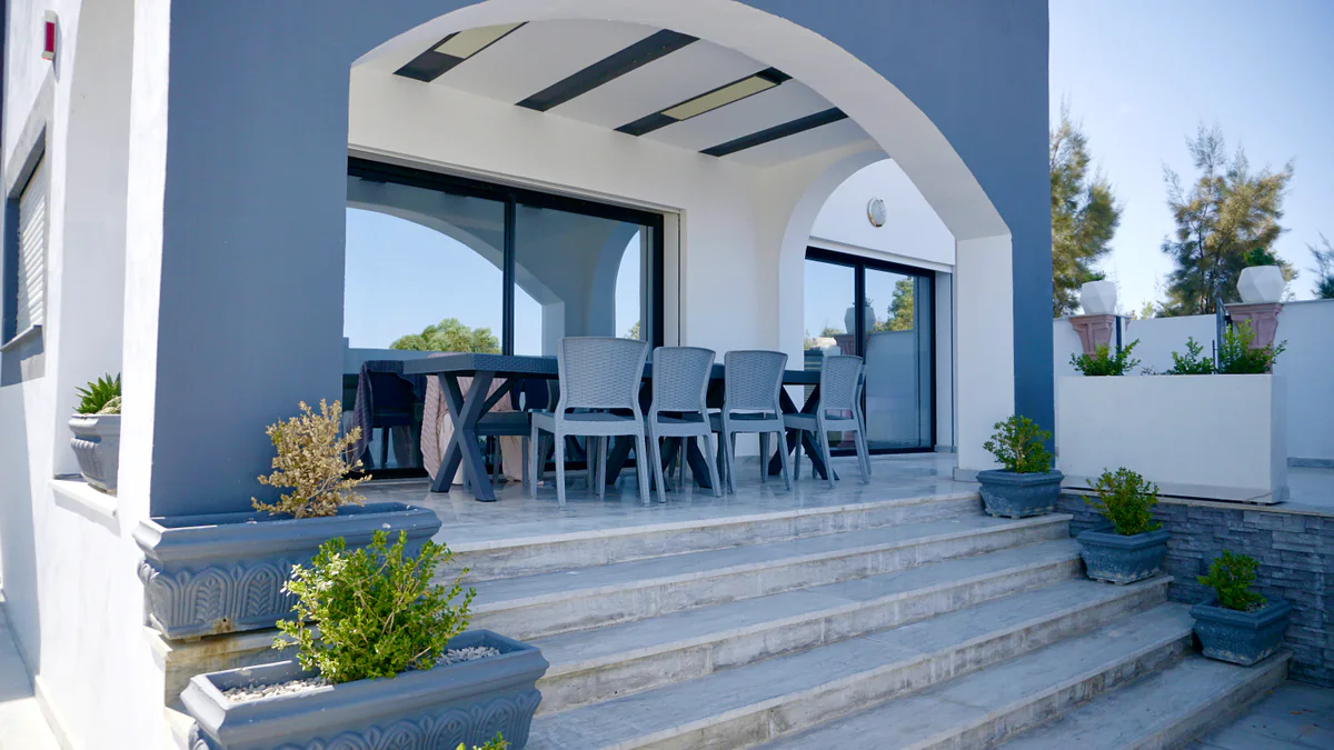 Terrasse couverte avec table pour huit, escalier en marbre
