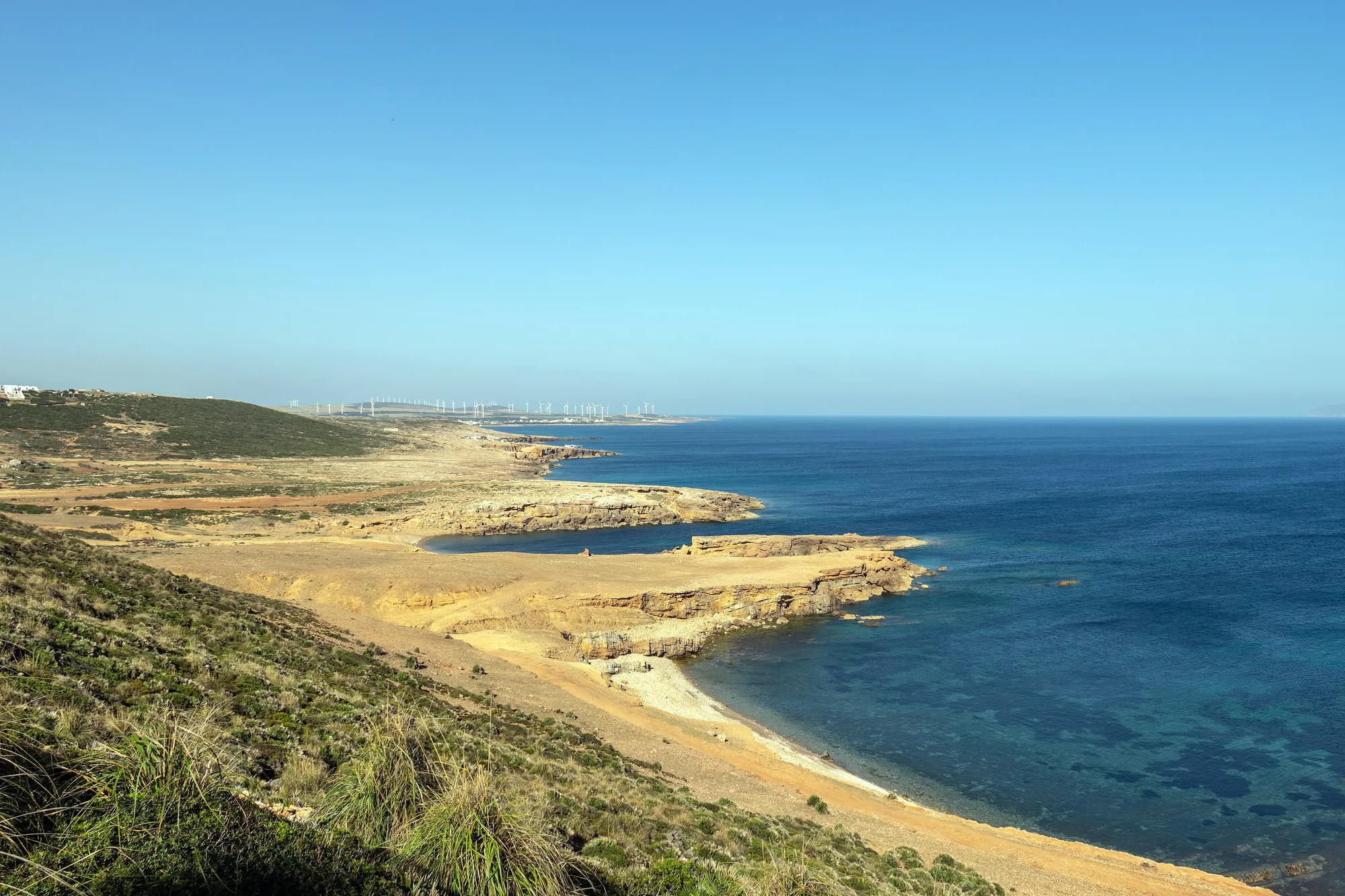 Die Küste von El Haouaria zwischen goldenem Sand und blauem Meer