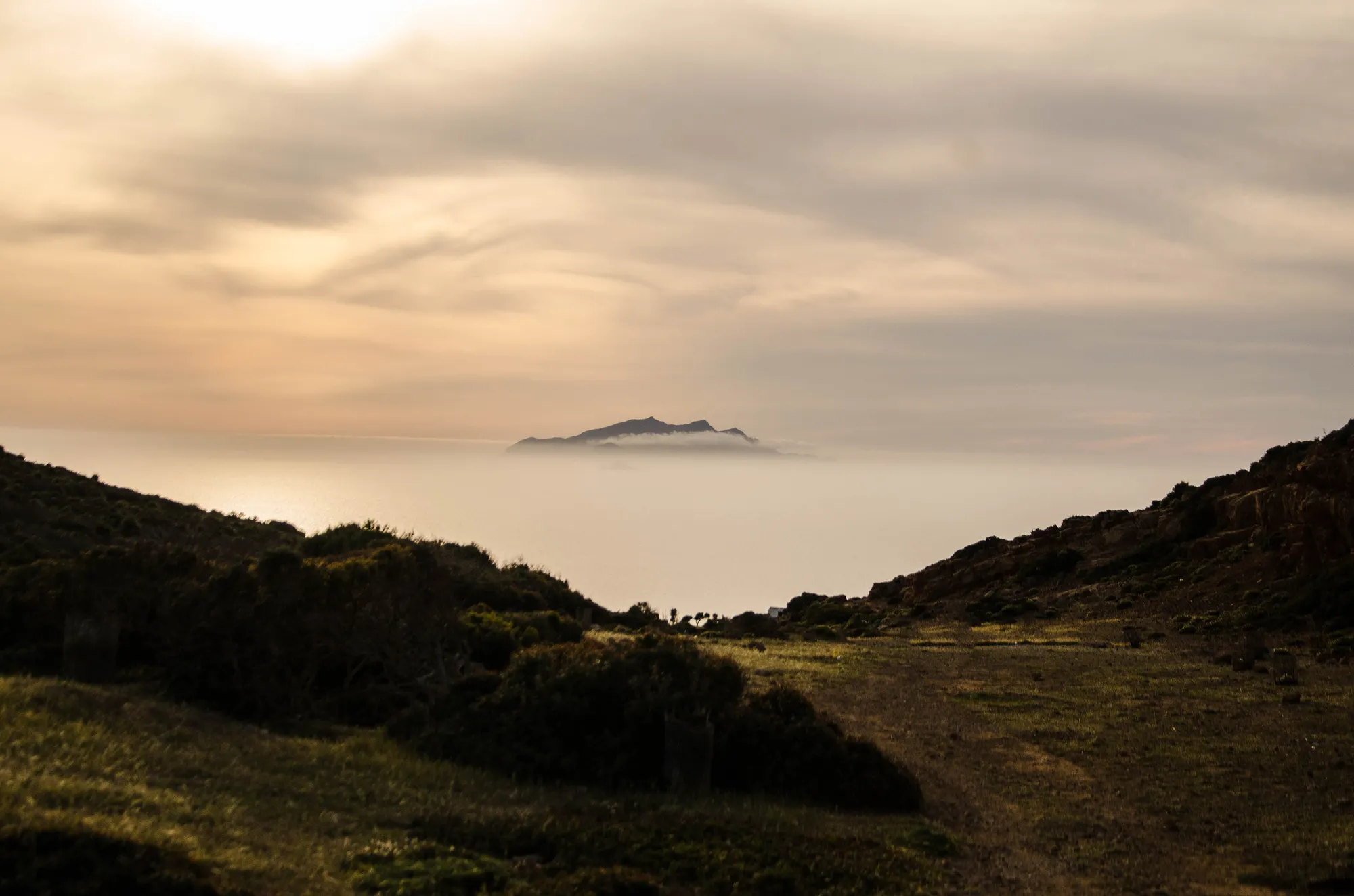 Der Djebel El Haouaria im Dunst, Zembra am Horizont